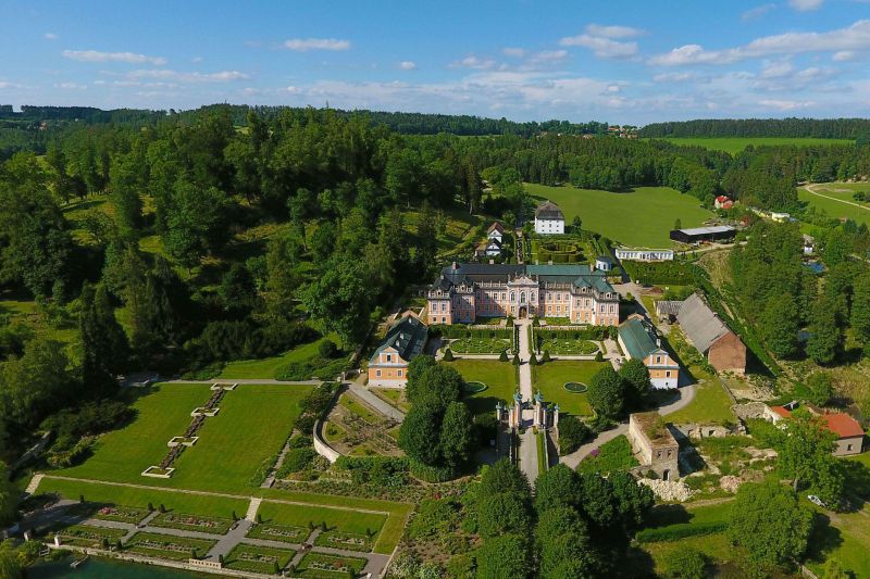 Rococo Kasteel Nové Hrady met kasteel tuinen